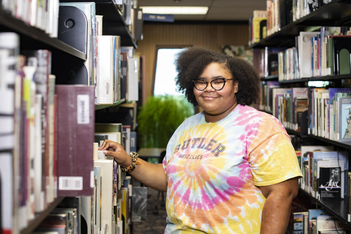 Butler student browsing library catalog